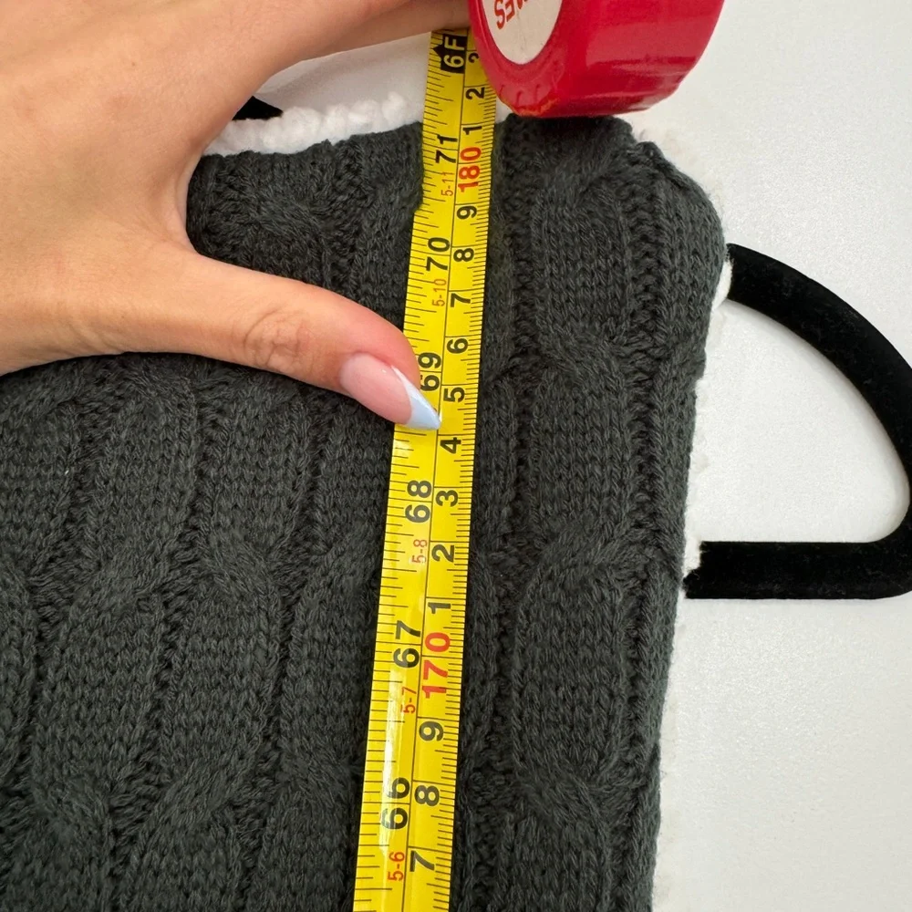 Huggle scarf sherpa lined pockets grey and white